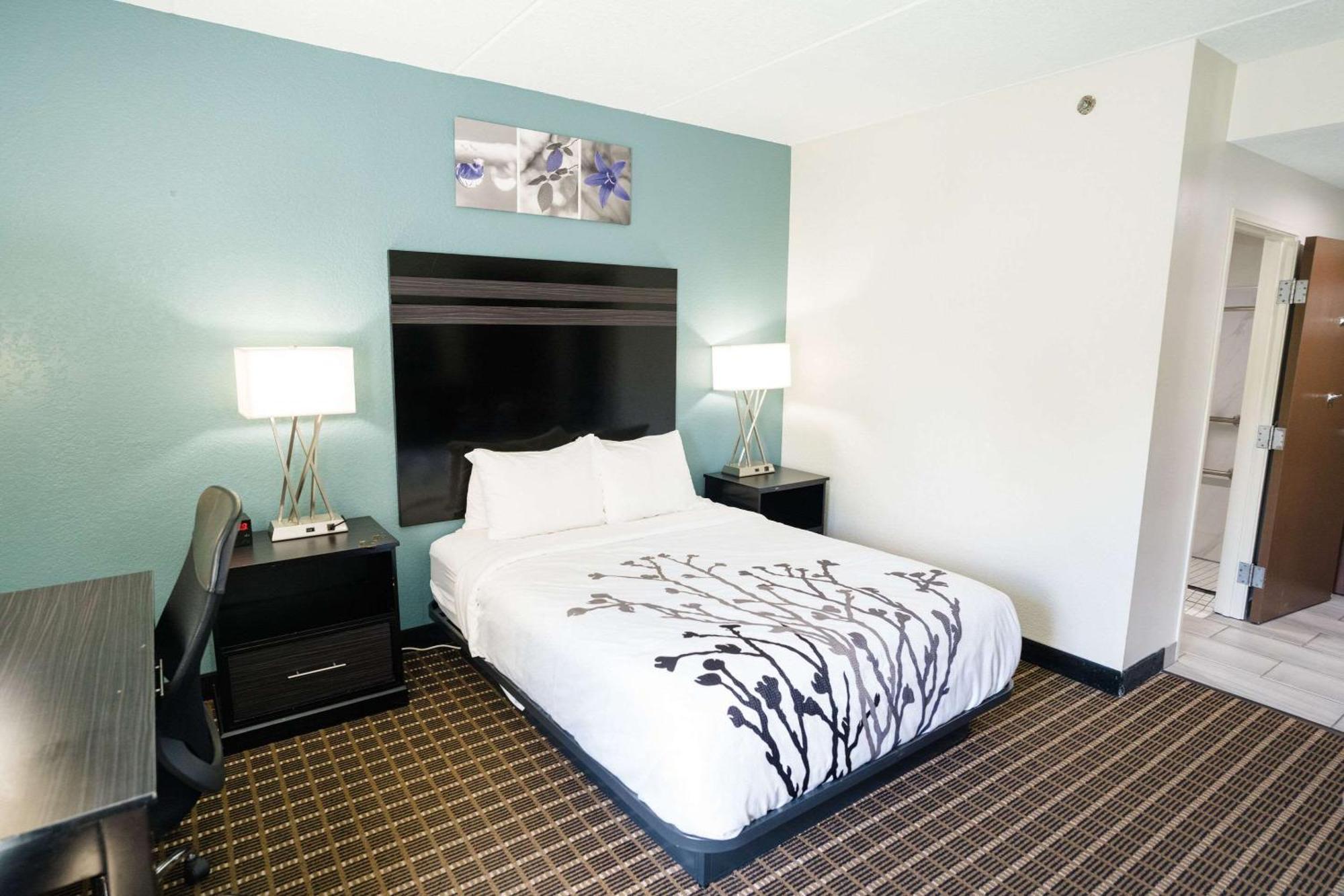 Clarion Inn&suites West 2*