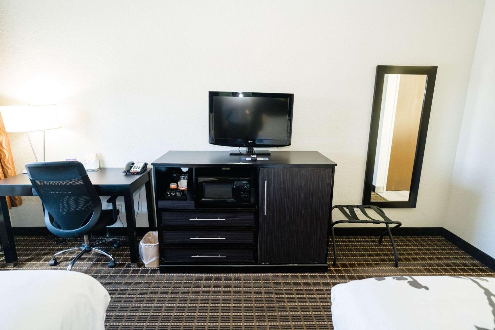 Clarion Inn&suites West